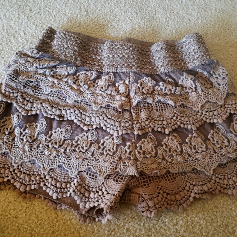 Sz Large adorable lace and crochet shorts
